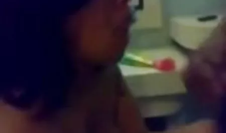 कैमरों के सामने पोज़ देती हॉट टहनियाँ सेक्सी पिक्चर हिंदी में दिखाएं