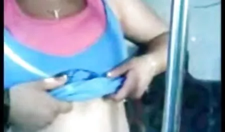 2 लोगों ने मोटे तौर पर बिस्तर पर एक काली कुतिया की चुदाई की हिंदी पिक्चर फिल्म सेक्सी में