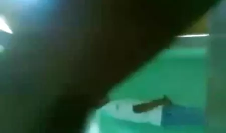 लड़की सेक्सी पिक्चर हिंदी में घास पर सड़क पर पेशाब करती है