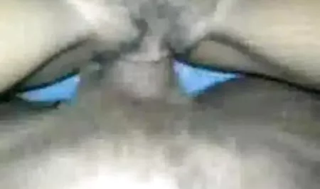 अतृप्त फूहड़ उसके सभी छेदों के साथ हिंदी पिक्चर में सेक्सी तीन डिक्स की सवारी करता है