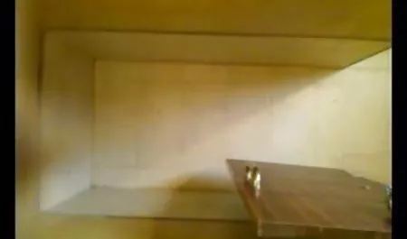 एक आदमी एक सेक्सी वीडियो पिक्चर दिखाइए जवान लड़की को सेक्स सिखाता है