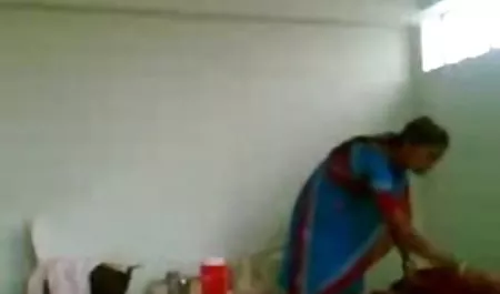 ब्लू सेक्स पिक्चर चाहिए वाइब्रेटर एक युवा कुतिया के क्लिट को सहलाता है