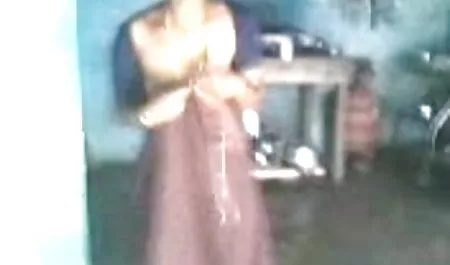 बेबे उसके निपल्स को चाटती है और ब्लू पिक्चर ब्लू पिक्चर हिंदी में उसकी चूत को सहलाती है