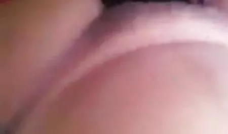 एक सेक्सी सुनहरे बालों वाली लड़की अपने प्रेमी के सामने नग्न हो जाती है, जिससे उसे उम्मीद होती है। लड़की की योजना पूरी हिंदी में सेक्सी पिक्चर फिल्म तरह से काम करती है