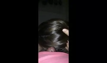 Pigtailed हिंदी पिक्चर फिल्म वीडियो में सेक्सी बेब बिस्तर पर उसकी बिल्ली सहलाता है