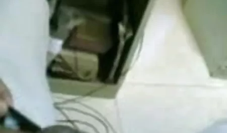 एक नए, आकर्षक पड़ोसी की जासूसी करते हुए, लड़के ने गलती से खुद को धोखा हिंदी पिक्चर फिल्म सेक्सी वीडियो दे दिया, लेकिन दूर भागने के बजाय, लड़की ने उसे घर में खींच लिया और उसे सभी दरारों में खुद को चोदने के लिए मजबूर कर दिया।