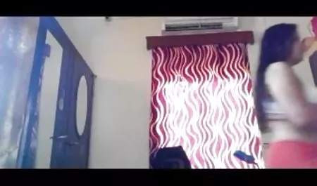 दोस्त कसकर गोरा क्रस्टेशियन खींचता है हिंदी फीचर फिल्म सेक्सी