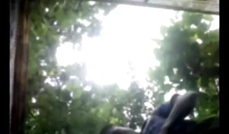 प्रेमिका को सेक्सी फिल्म भेजो वीडियो तैरने के लिए आमंत्रित करके, वह व्यक्ति सहानुभूति स्वीकार करता है और तुरंत लड़की की जाँघिया में घुस जाता है