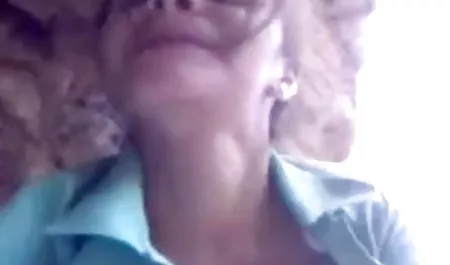 कुतिया एक सेक्सी पिक्चर वीडियो में दिखाइए मोटी कुर्सी पर डेक कुर्सी पर कूदती है