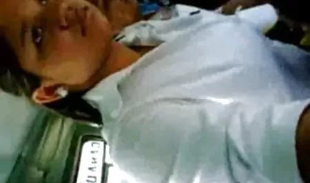 एक नाराज और नाराज कुतिया शौचालय की आवश्यकता को दूर करने के लिए जाती है और किसी को अधिक मिलनसार हिंदी पिक्चर फिल्म सेक्सी कहती है। लेकिन फिर वह फट गया, उसकी नंगी गांड को देखता है और उसकी जवान चुत को चूसता है