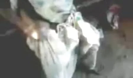 Slutty कुतिया वेबकैम पर उसके शरीर को दिखाती है सेक्सी पिक्चर हिंदी में दिखाएं