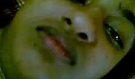 कैमरे के सामने पोज देतीं सेक्सी दिखाइए पिक्चर नग्न महिला छात्राएं