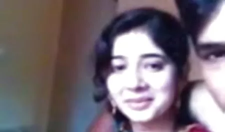 कार्रवाई जर्मनी में कहीं होती है, एक युवा कुतिया हिंदी पिक्चर सेक्सी मूवी शहर के केंद्र में एक बेंच पर बैठती है, अपने पैरों को फैलाती है, अपनी मुंडा बिल्ली को दिखाती है और राहगीरों पर ध्यान दिए बिना पेशाब करती है।