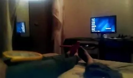 गोरा सेक्सी हिंदी फीचर फिल्म न केवल उसके मुंह के साथ, बल्कि उसके पैरों के साथ भी बहुत अच्छा काम करता है