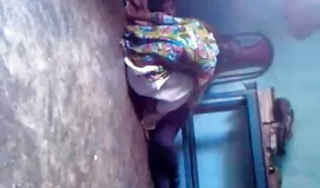 गोरा उसकी गीली चूत को सेक्स पिक्चर मूवी सेक्स सहलाता है