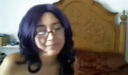 गोरी छोटी गोरी टांगें फैला हिंदी ब्लू पिक्चर हिंदी ब्लू पिक्चर हिंदी कर चूत को सहलाया