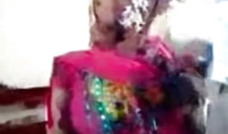 एक पुलिसकर्मी एक कार हिंदी पिक्चर सेक्सी फिल्म में एक blowjob हो जाता है