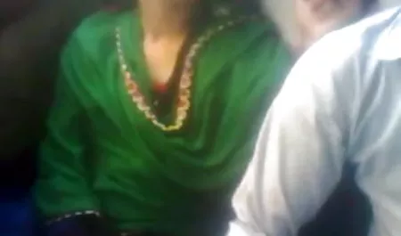 मुंडा बिल्ली के साथ सुनहरे बालों वाली प्रेमिका हिंदी मूवी पिक्चर सेक्सी