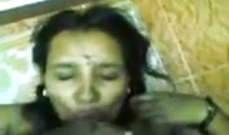 मैंने चोरों को पकड़ने के लिए प्रवेश द्वार में एक हिंदी पिक्चर सेक्सी फिल्म छिपे हुए कैमरे को स्थापित किया, और फिर मैं इसे सुबह को चालू करता हूं और देखता हूं कि मेरे युवा पड़ोसी किस तरह से बकरी के साथ हमारे दरवाजे के बगल में चुदाई करते हैं