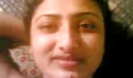 एक आदमी अपनी शराबी सेक्स सेक्स पिक्चर प्रेमिका के मुंह में चुदाई करता है