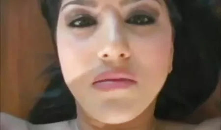 लैटिना उसके स्तन सेक्सी हिंदी पिक्चर मूवी तेल