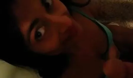 देर रात एक कुतिया ने हिंदी सेक्सी फिल्म दिखाएं एक चुदाई करने वाले को बुलाया