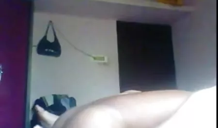 हैंडल के साथ कैमरे के सामने सेक्सी हिंदी पिक्चर मूवी जर्क करना