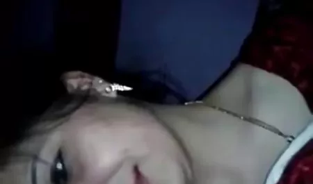 गोरा हिंदी पिक्चर सेक्सी वीडियो उंगलियों से उसकी कुतिया की चूत को चोदता है