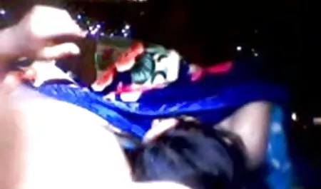 हस्तमैथुन के बाद, वह हिंदी पिक्चर में सेक्सी कैमरे पर सहती है