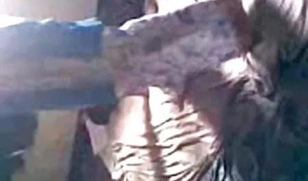 एक फोटोशूट में उसकी चूत में हिंदी में सेक्सी पिक्चर मूवी ऊँगली करते हुए गोरा