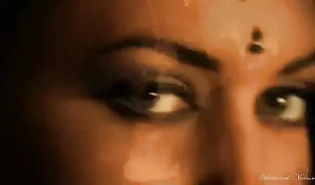 श्यामला कार में हैंडल के साथ काम करती है और उसके मुंह सेक्स पिक्चर दिखाइए वीडियो में की मदद करती है