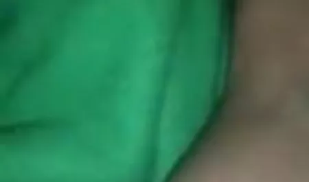 यार ने गोरी की चूत चाटी और हॉलीवुड सेक्सी पिक्चर हिंदी में अपने मोटे लंड पर लगा दी