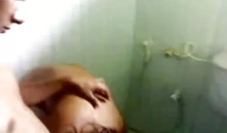 पैर फैलाने के साथ श्यामला एड्रियाना चेचिक, क्यूनिलिंगस सेक्सी मूवी सेक्सी पिक्चर का आनंद लेती है