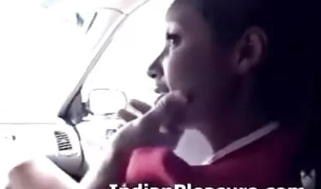 सुंदर गोरा अपने कोमल सेक्सी हिंदी फीचर फिल्म हाथों से काम करना पसंद करता है