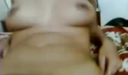 अजनबी प्रेमी के साथ मासूमियत खो देती है हिंदी पिक्चर फिल्म वीडियो में सेक्सी लड़की