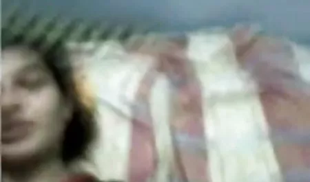 एक युवा हिंदी पिक्चर सेक्सी हिंदी पिक्चर कुतिया ने तीन पुरुषों को उसके छेद में आग लगाने के लिए आमंत्रित किया