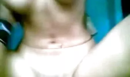 चॉकलेट रंग की त्वचा के साथ वेश्या खुद को हिंदी सेक्सी फिल्म दिखाएं विशाल डिल्डो के साथ, दो छेदों में चलाती है