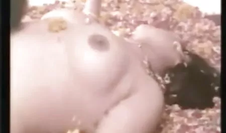 रैपर रेडियो पर पिक्चर वीडियो में सेक्सी बैठता है और संगीत के लिए हस्तमैथुन करता है