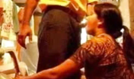 कनाडाई पारिवारिक दंपती पिक्चर वीडियो में सेक्सी हँसते हुए चुपके से कर रहे हैं