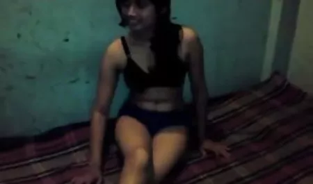 परिपक्व समलैंगिक धीरे एक जवान लड़की की सेक्सी पिक्चर वीडियो चाहिए मुंडा बिल्ली के साथ खेलता है