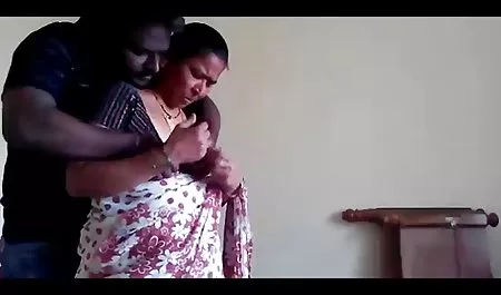 रूसी लड़की, एक शॉवर ले रही थी, उसने अपने दोस्त से उसकी पीठ रगड़ने के लिए कहा, और इनाम के रूप में अपने पिक्चर वीडियो में सेक्सी डिक को चूसने और सभी नस्लों के सामने आत्मसमर्पण करने का वादा किया