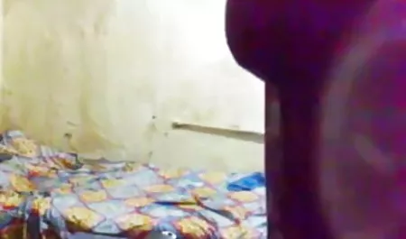 एक पोर्न मैगज़ीन का प्रस्तुतीकरण, जिसमें एक ब्लू पिक्चर दिखाओ ब्लू पिक्चर हिंदी में श्यामला दिखाई देती है