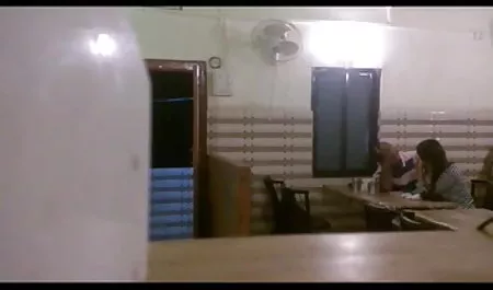 हॉट हिंदी पिक्चर में सेक्सी श्यामला अपने प्रेमी को blowjob देना चाहती है और फोन बंद कर देती है