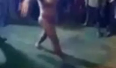 घुंघराले एक बड़ा काला डिक सेक्स हिन्दी पिक्चर चूसने पसंद है