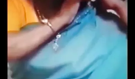 गुड़िया को पैसे कमाने से कोई गुरेज नहीं था, इसलिए उसने अपना स्विमसूट उतार फेंका और अलग-अलग कोणों से अपने रूप दिखाने सेक्सी पिक्चर हिंदी मूवी लगी