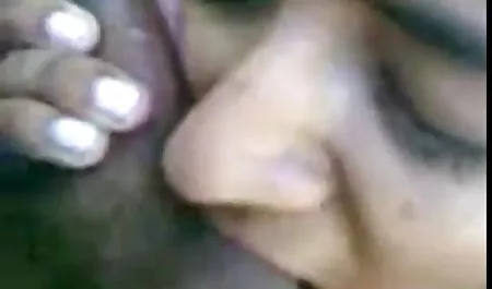 उस आदमी ने ब्लौंडी को शराब पिलाई और सोफे पर एक स्किनी बॉलीवुड सेक्सी पिक्चर चिक को चोदता है