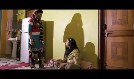 टैटू में सेक्सी सेक्सी पिक्चर का वीडियो बताइए लड़की सोफे पर झूठ बोलती है और दो सज्जनों को सभी फ्रैंक स्थानों के लिए उसे छूने और खींचने की अनुमति देती है