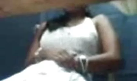 वह अपनी 19 वर्षीय प्रेमिका, एक महिला, एक सेक्शन लेकर आया, उसे बिस्तर पर वीडियो पिक्चर सेक्सी फेंक दिया और यह दिखाने लगा कि कैसे लड़कियां उसके मिलने पर अपना कौमार्य खो देती हैं