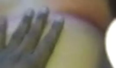 फिंगरिंग मुर्गा, और एक छोटा सेक्सी मूवी पिक्चर हिंदी में बिंदु दिखा रहा है, क्लोज़-अप