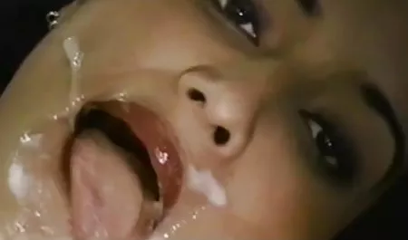 एक आदमी के साथ यौन संबंध बनाने के लिए, एक अश्वेत महिला ने स्टॉकिंग्स पर डाल दिया और उसे एक असली फूहड़ की तरह बहकाना शुरू कर दिया। वह मुर्गा, होंठ चूसने का एक प्रेमी है क्योंकि उसके सेक्स पिक्चर चाहिए पास काम करने और प्यार करने वाला blowjob है